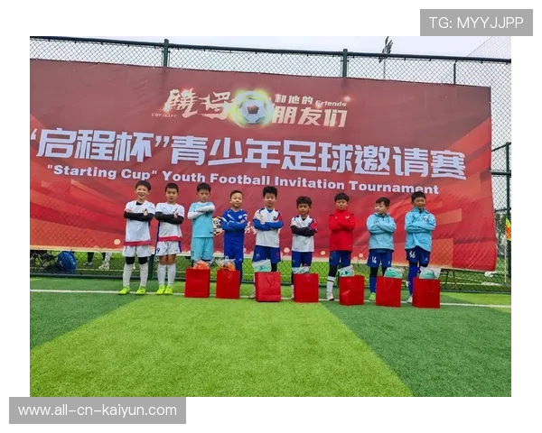 球员赛后与青少年互动激励更多孩子追求足球梦想（103 ）